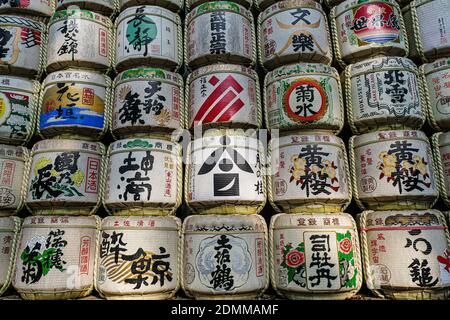 Sake-Fässer auf der Ausstellung bei Meiji Jingu, Tokio, Japan Stockfoto