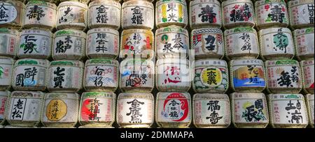 Sake-Fässer auf der Ausstellung bei Meiji Jingu, Tokio, Japan Stockfoto