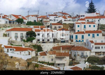 Azenhas do Mar, Portugal - 14. Dezember 2020: Nahaufnahme des Felsendorfes Azenhas do Mar in Zentralportugal Stockfoto