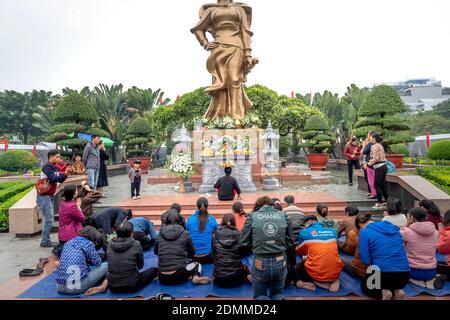 Hai Phong Stadt, Vietnam - 15. November 2020: Eine Gebetsstunde unter der Statue eines Nationalhelden auf einem Platz in Hai Phong Stadt Vietnam Stockfoto