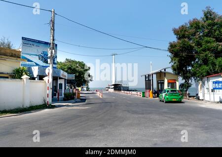 Lan Ha Bay, Provinz Quang Ninh, Vietnam - 12. November 2020: Der Fährhafen Got befindet sich neben dem Hafengebiet Lach Huyen auf der Insel Cat Hai Stockfoto