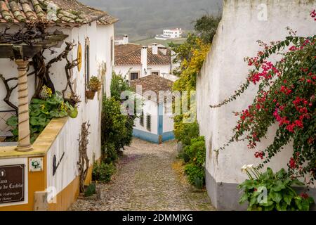 Obidos, Portugal - 13. Dezember 2020: Die malerischen Häuser und engen Gassen in Obidos in Portugal Stockfoto