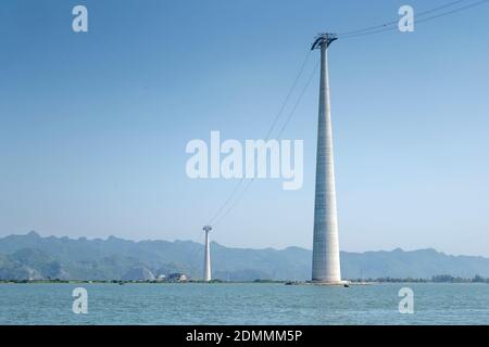 Lan Ha Bay, Provinz Quang Ninh, Vietnam - 12. November 2020: Seilbahn auf Lan Ha Bay in der Provinz Quang Ninh, Vietnam Stockfoto