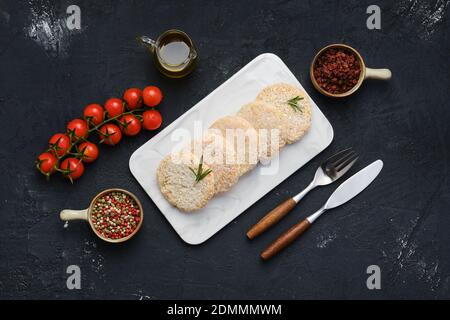 Halbfertige Hähnchenschnitzel in Panade bereit zum Braten Stockfoto