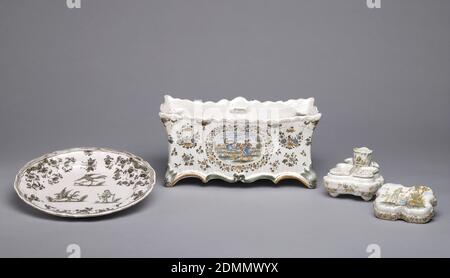 Teller, Olérys-Laugier Fabrik, Frankreich, gegründet 1738, Zinn-glasierte Steinwaren, kreisförmige Form mit geformtem Rand. Einfarbige grüne Dekoration auf weißem Grund zeigt ein fliegendes Insekt, Feng Huang (Ho-ho-Vogel), Greifen, und Jugend mit Pfeil und Bogen. Der Rand ist mit dünnen Bändern und Blumen verziert., Moustiers-Sainte Marie, Frankreich, 1760er, Keramik, Dekorative Künste, Teller Stockfoto