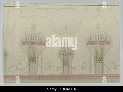 Frieze, S.A. Maxwell & Co., maschinenbedrucktes Papier, Mission Style. Wiederholtes Design von wechselnden großen und kleinen Moschee oder Zwiebelmotiven gefüllt mit floralen und geometrischen Motiven. Schmales Band aus Blumen und Laub über Medaillons. Muschelperlenstickerei im oberen Drittel. Schmales Lachsfarbenband am unteren Rand. Gedruckt in braun, braun, lachsfarben und grün auf hellem gemustertem Hintergrund. Grundfarben von dunklerem Grau bis hellem Grau (von unten nach oben)., selbstbedruckt: 'axwell & Co. 2946 GD', USA, 1905–1915, Wandbeläge, Frieze Stockfoto