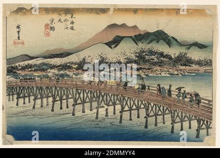 Sanjo-Brücke, Kyoto, in den 53 Stationen der Tokaido-Straße (Tokaido Gojusan Tsugi-no Uchi), Ando Hiroshige, japanisch, 1797–1858, Holzblock, Pinsel und Aquarell auf Papier, Tusche mit Farbe, untere Hälfte, lange Brücke mit Menschen überqueren. Obere Hälfte, Stadt liegt entlang Flussufer am Fuß der Palette von vielen-Gipfel Hügel und Bergkette., Japan, ca. 1834, Landschaften, Drucken, Drucken Stockfoto