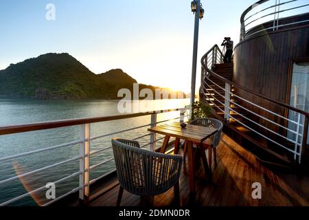 5-Sterne Heritage Cruise auf Lan Ha Bay, Quang Ninh Provinz, Vietnam - 13. November 2020: Sonnenaufgang Foto machen auf Deck von 5-Sterne Heritage Cruise auf Lan Ha Stockfoto