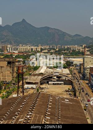 Das Porto Maravilha Entwicklungsgebiet mit Lagerhäusern teilweise abgerissen, und Straßen gebaut, um die alte Hafengebiet von Rio de Janeiro zu verbessern. Stockfoto