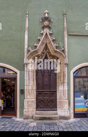 Historisches Tor gesehen in Straubing, einer Stadt von Niederbayern in Deutschland im Sommer Stockfoto