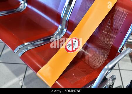 Flughafen Lyon Saint Exupery (Zentralfrankreich): Wiederaufnahme der kommerziellen Flüge nach der Sperrung (2020/06/08). „außer Betrieb“-Zeichen auf einem Sitzplatz“ im Stockfoto