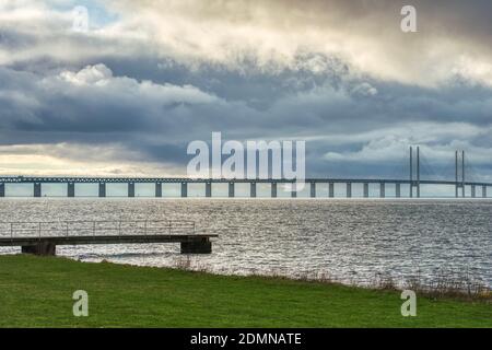 Die dramatische Eroberung der Öresundbrücke oder Öresundsbron vermittelt die tiefe Verbindung zwischen den skandinavischen Ländern Dänemark und Schweden. Malmö Stockfoto