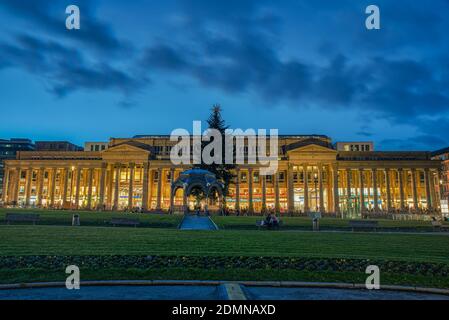 Viele Leute um die beliebte Kolonnade oder Arkaden von Königsbau an einem Weihnachtsabend. Aufnahme vom Schlossplatz. Stuttgart, Deutschland Stockfoto