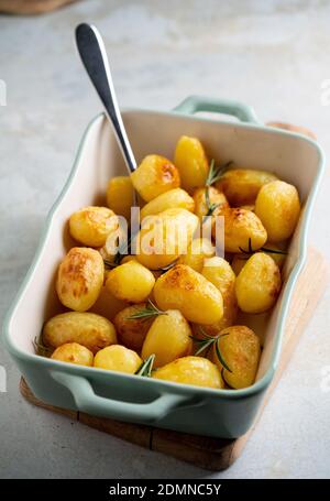 Gebratene junge Kartoffeln mit Rosmarin bereit zu essen. Stockfoto