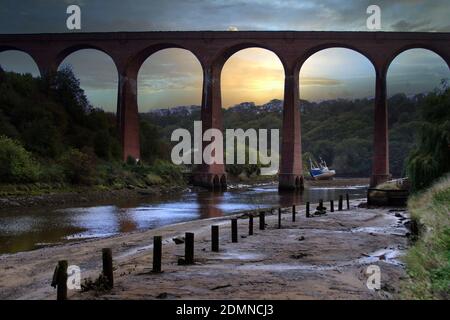 Larpool Viadukt, auch bekannt als das Esk Valley Viadukt ist ein 13 Bogen Backstein Viadukt gebaut, um die Scarborough & Whitby Eisenbahn über den Fluss Esk zu tragen, Stockfoto