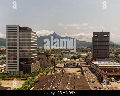 Das Porto Maravilha Entwicklungsgebiet im Alten Hafen von Rio de Janeiro, mit neuen Bürogebäuden aus leeren Grundstücken, wo einst Lagerhäuser standen. Stockfoto