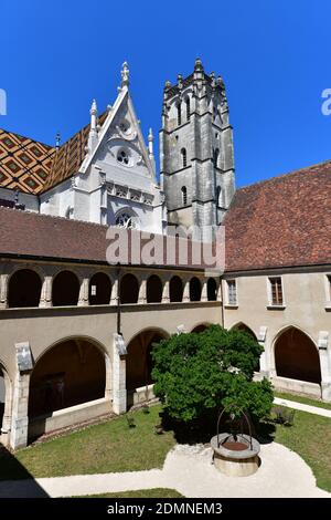 Bourg-en-Bresse (Zentral-Ostfrankreich): Kreuzgang des Königlichen Klosters von Brou und Blick auf den Kirchturm, Flamboyant gotische Architektur. Ansicht f Stockfoto