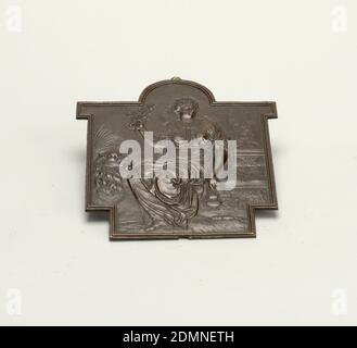 Vier Kontinente, Bronze, Alle Reliefplaketten rechteckig mit gewölbten Spitzen und Projektionen an der Seite, wahrscheinlich gemacht, um in einen bestimmten Rahmen oder ein Möbelstück passen., (A) Asien sitzend mit einer gadrooned Lampe in der einen Hand und einem grünen Zweig in der anderen, Ein Kamelkopf kommt auf der linken Seite; (b) Europa, sitzend ein Füllhorn von Obst und Weizen über einem Helm, auf der einen Seite, der andere Arm um ein Tempietto ein Pferd Kopf oben, und mit Bischof Mitra vor und mit Kanal und Becken unten, Und unter ihren Füßen eine klassische Büste auf Büchern, eine Palette und Pinsel über einer Blockflöte oder Flöte Stockfoto