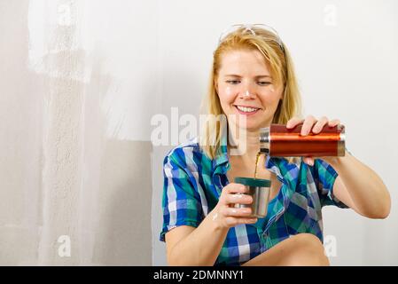 Woman painter have lunch at the facility, home repairman has lunch after working in domestic house, Stockfoto
