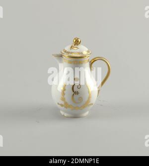 Creamer und Deckel, Imperial Porzellan Manufaktur, St. Petersburg, Russland, Porzellan, die Creamer ist ein pyriform Körper auf kurzen Fuß. Kurzer Auslauf unter dem Rand und Griff des Gurts. Auf einer Seite der russische zweiköpfige Adler mit St. Georg in einem Schild gemalt, in schwarz, rot und blau. Auf der anderen Seite Monogramm von Katharina II, gekrönt in Lorbeerkranz in Gold. Goldener Kranz und Band um den Rand, vergoldeter Griff. Der Deckel ist mit einem Blumenknopf und einem Lorbeerkranz in Gold ausgestattet., St. Petersburg, Russland, 1767–70, Keramik, Dekorative Kunst, Milchkännchen und Deckel Stockfoto