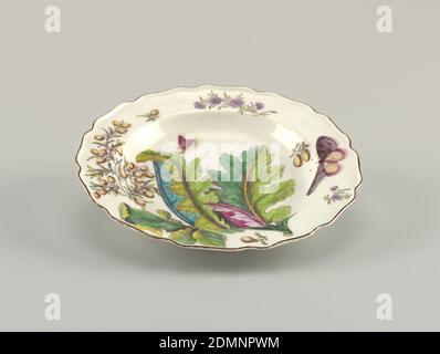 Hans Sloane' Plate, Chelsea Porzellan Manufaktur, englisch, gegründet ca. 1743/45, Georg Dionysius Ehret, deutsch, 1708 - 1770, Weichporzellan, Glaskeramik, TELLER mit gewelltem, braunem Rand, bemalt mit einem Zweig aus Bocconia/Papageienweed (Bocconia frutescens) Blättern, verschiedenen Zweigen, einer Raupe und zwei geflügelten Insekten., England, 1753–1756, Keramik, Dekorative Künste, Teller, Teller, Teller Stockfoto