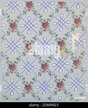 Textil, Schwartz-Huguenin, Medium: Baumwolle Technik: Bedruckt mit gravierter Walze oder Block auf Leinwandbindung; glasiert, zweiteilig, gleiches Design, verschiedene Farben. A) gemahlen von 'molette' in winzigen grauen Zick-Zack gedruckt, so dass weiße Bereiche, durch die ein Design von langen Interlace in braun passieren, Bildung Spalier Muster. Büschel von kleinen Blüten in roten (Erdbeer-) Blüten und grünem Laub in Spalier Muster gedruckt, möglicherweise durch Block oder Oberfläche Walze. B) Gleiches Design, aber in blau eingeflechtes Design. Glasiert., 1851–63, bedruckte, gefärbte & bemalte Textilien Stockfoto