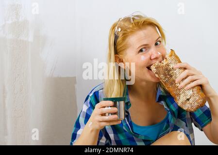 Woman painter have lunch at the facility, home repairman has lunch after working in domestic house, Stockfoto