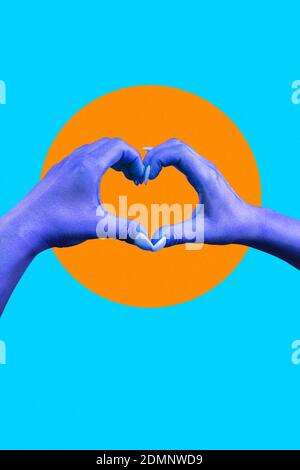 Gemalte lila Hände machen Zeichen Herz isoliert auf blauem und gelbem Hintergrund. Stockfoto