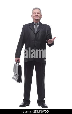 Glücklicher Geschäftsmann stehend mit Aktentasche isoliert über weiß b Stockfoto