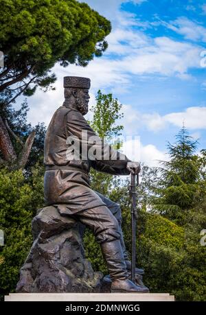 LIVADIA, RUSSIA - MAY 1, 2019: Monument to Emperor Alexander III in the park near the Livadia Palace Stockfoto