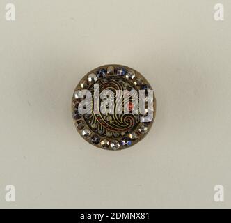 Knöpfe (2), gestanztes und bemaltes Messing, geschliffener Stahl, (a) Messingknopf mit Design ähnlich Perserkegel gestempelt und farbig lackiert, umgeben von facettierten Bossen aus geschliffener Stahl in verschiedenen Farben; Messingschaft., (b) ähnlicher Knopf in kleinerer Größe. Komponente -b ist auf Karte 42., Frankreich, ca. 1880, Kostüm & Zubehör, Dekorative Künste, Knöpfe (2 Stockfoto