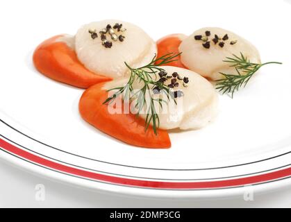 Teller mit frischen Muscheln und Dill, Pecten maximus Stockfoto