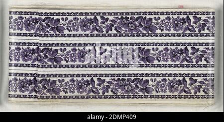 Borders, Medium: Cotton Technik: Rollerdruck auf Leinwandbindung und glasiert, drei ungeschnittene Streifen floraler Border in lila und schwarz auf weiß., England, Mitte des 19. Jahrhunderts, bedruckte, gefärbte & bemalte Textilien, Borten Stockfoto