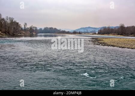 Blick auf den Fluss Drina mit schönen Stromschnellen im Winter. Das rechte Ufer ist Bosnien und Herzegowina und das linke Ufer ist Serbien. Die Drina ist eine historische Stadt Stockfoto