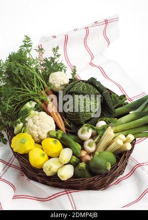 Korb mit Dwarft Gemüse Stockfoto