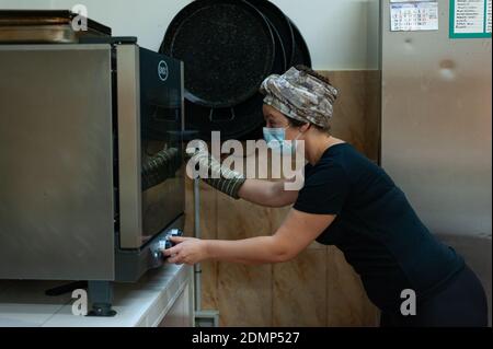 Koch trägt OP-Maske. Neues normales Konzept. Stockfoto