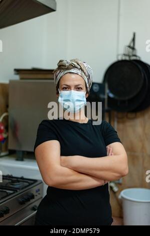 Chef portait trägt chirurgische Maske. Neues normales Konzept. Stockfoto