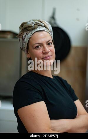 Portrait des spanischen Küchenchefs in der Restaurantküche Stockfoto