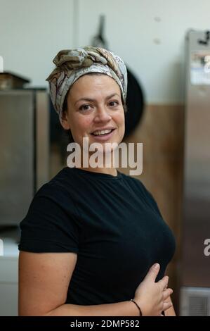 Portrait des spanischen Küchenchefs in der Restaurantküche Stockfoto