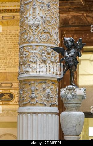 Schöne Nahaufnahme von Putto mit Dolphin, die auf dem Porphyr-Brunnen in der Mitte des ersten Hofes im Palazzo Vecchio,... Stockfoto