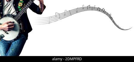 Mann spielt mit Banjo mit musikalischen Noten auf weißem Hintergrund mit Kopierraum. Bild für Musikgeschäft, Musikschule und Banjo Lektion oder Schule Stockfoto