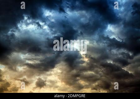 Getönte Foto von dunklen und dramatischen Sturmwolken Bereich Hintergrund Stockfoto