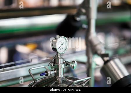 Chemische Industrieanlagen mit Manometermessgerät. Selektiver Fokus. Stockfoto