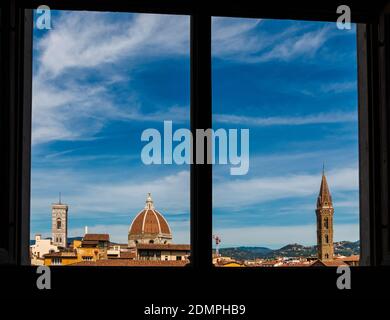 Schöne Panorama-Aussicht auf Giotto Campanile, die Kathedrale von Florenz mit Kuppel und dem Glockenturm der Badia Fiorentina Kirche,... Stockfoto