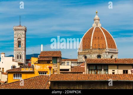 Herrlicher Panoramablick auf Florenz von der Dachterrasse mit der Cattedrale di Santa Maria del Fiore. Die Kuppel mit Kuppel und der freistehende Glockenturm...