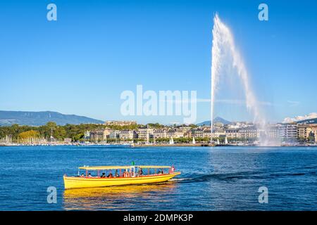 Ein Wasserbus von Mouettes Genevoises überquert die Bucht von Genf mit dem Wasserstrahlbrunnen Jet d'Eau. Stockfoto