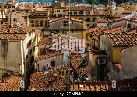 Tolle Aussicht auf die Dachterrasse von alten Wohngebäuden mit vielen Fernsehantennen und Klimaanlage Kondensator Einheiten, neben dem Palazzo Vecchio im... Stockfoto