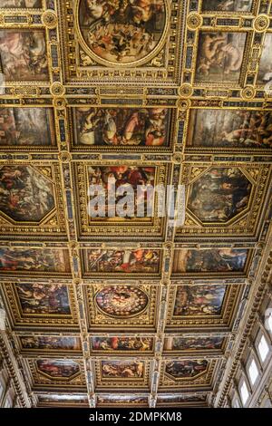 Die imposante Kassettendecke der Halle der fünfhundert im Palazzo Vecchio, Florenz, Italien. Es besteht aus 39 Tafeln, die große... Stockfoto