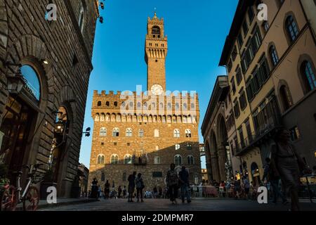 Schöne Aussicht auf den berühmten Palazzo Vecchio Museum mit dem Arnolfo Turm auf dem Platz Piazza della Signoria von der belebten Straße Via... Stockfoto