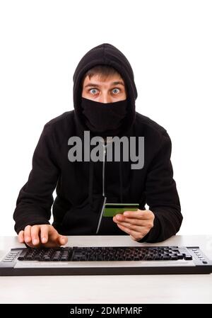 Überrascht Hacker mit einer Bankkarte und der Computertastatur Auf dem weißen Hintergrund Stockfoto